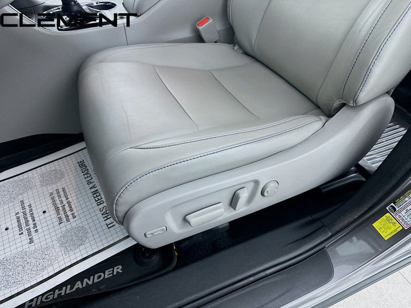 Toyota Highlander Vehicle Full-screen Gallery Image 29