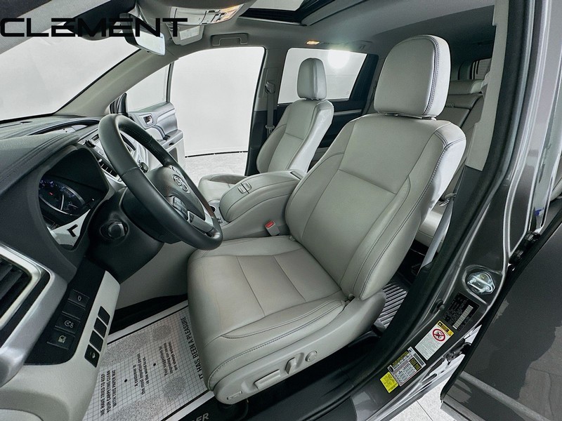 Toyota Highlander Vehicle Full-screen Gallery Image 30