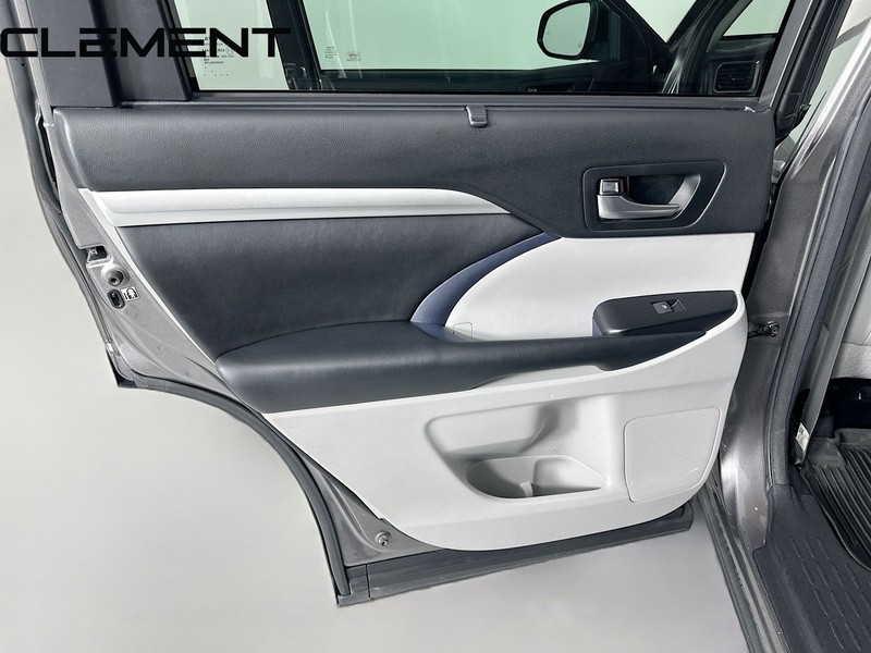 Toyota Highlander Vehicle Full-screen Gallery Image 32