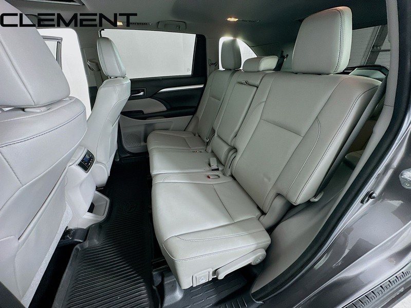 Toyota Highlander Vehicle Full-screen Gallery Image 33
