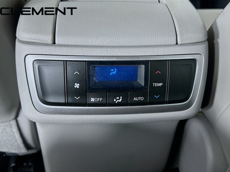 Toyota Highlander Vehicle Full-screen Gallery Image 35
