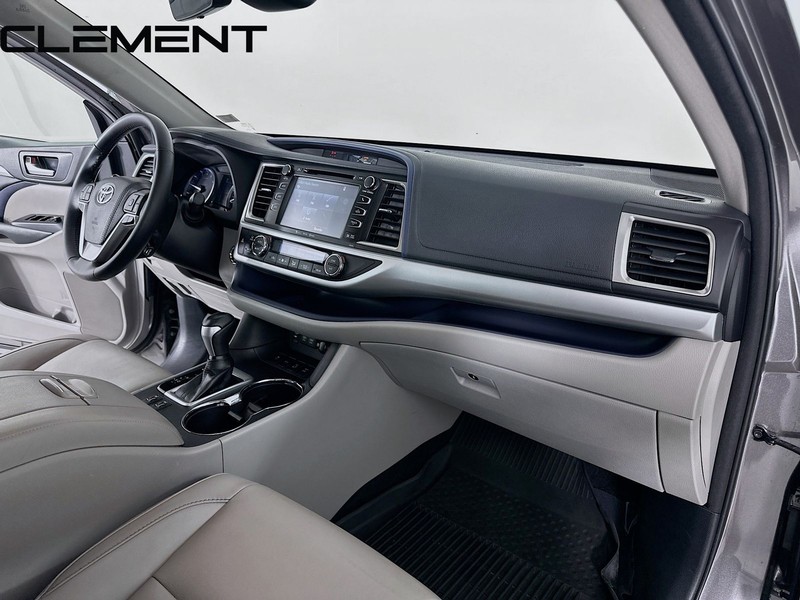 Toyota Highlander Vehicle Full-screen Gallery Image 37