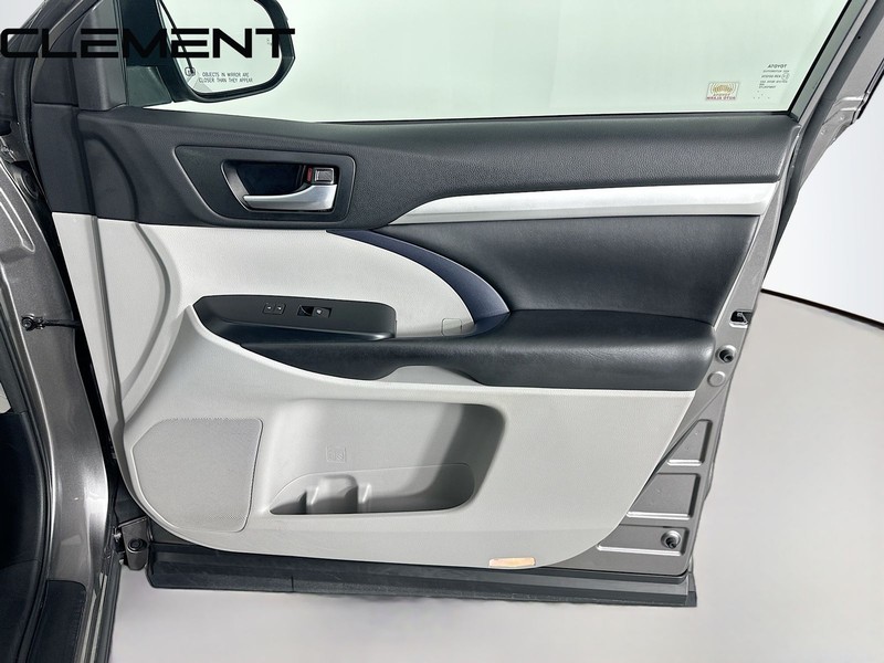 Toyota Highlander Vehicle Full-screen Gallery Image 38