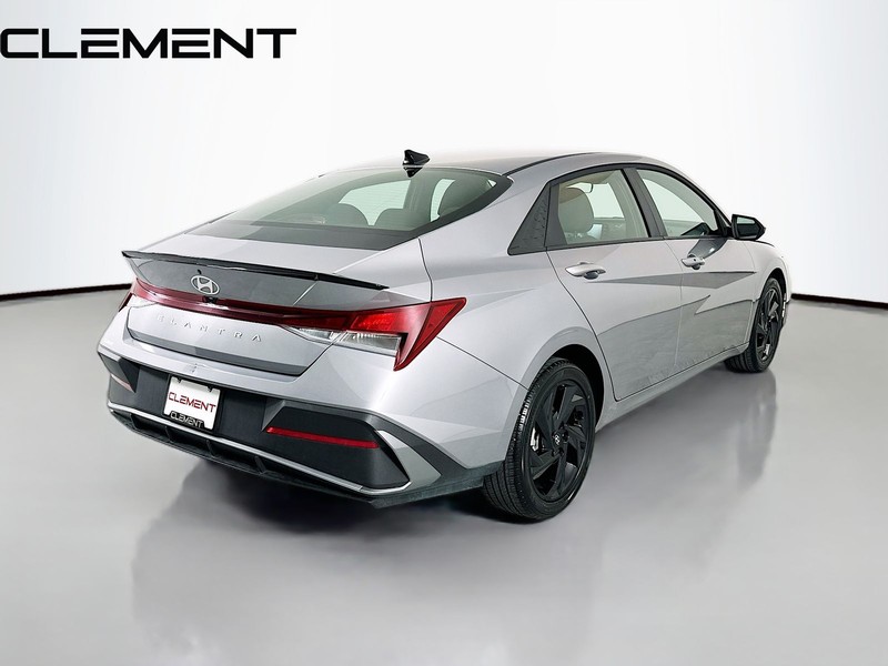 Hyundai Elantra Vehicle Image 07