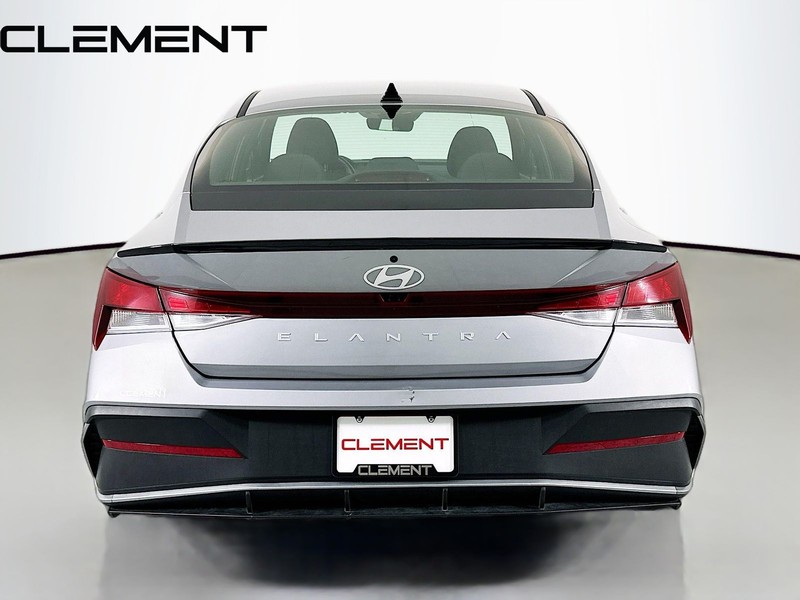 Hyundai Elantra Vehicle Image 08