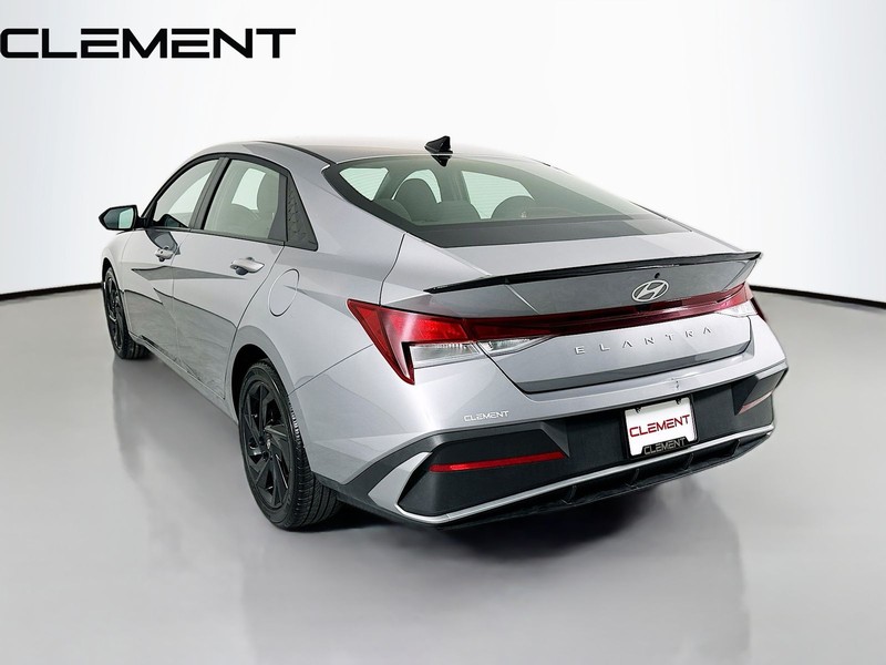 Hyundai Elantra Vehicle Image 10