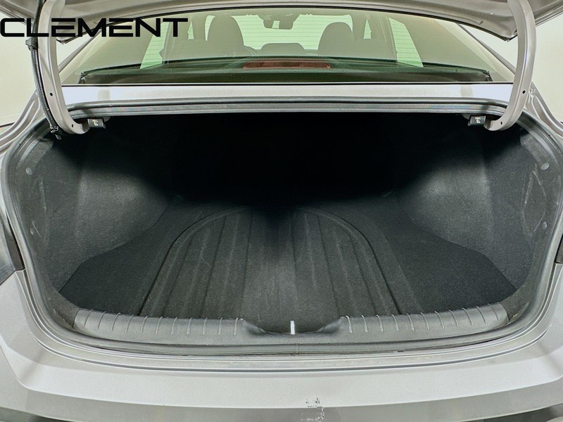 Hyundai Elantra Vehicle Image 11