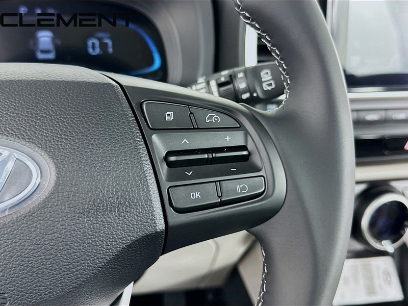 Hyundai Venue Vehicle Full-screen Gallery Image 17