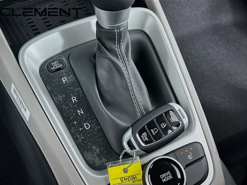 Hyundai Venue Vehicle Full-screen Gallery Image 24