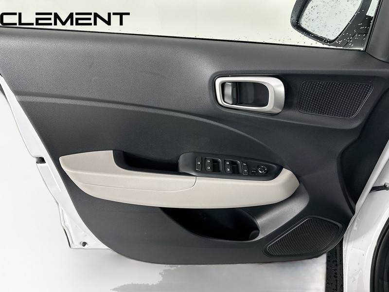 Hyundai Venue Vehicle Full-screen Gallery Image 28