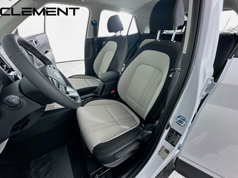 Hyundai Venue Vehicle Full-screen Gallery Image 30