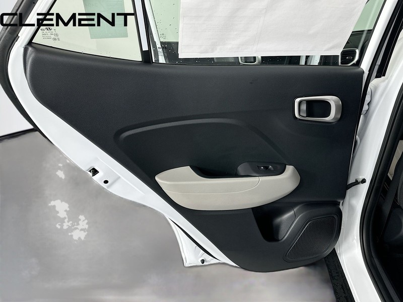 Hyundai Venue Vehicle Full-screen Gallery Image 32