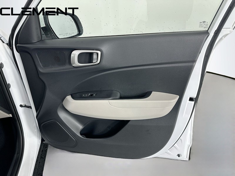 Hyundai Venue Vehicle Full-screen Gallery Image 36