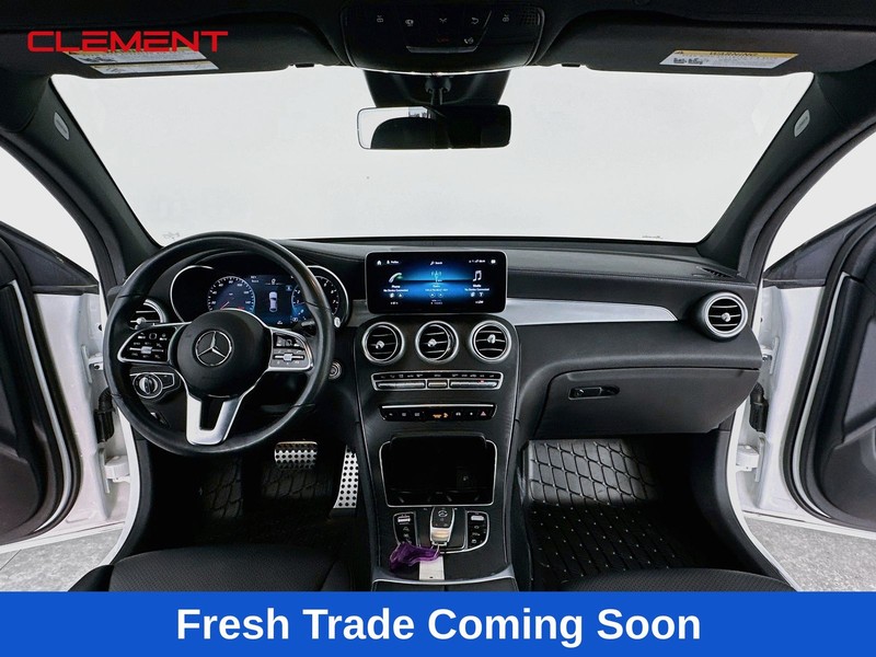 Mercedes-Benz GLC Vehicle Full-screen Gallery Image 9