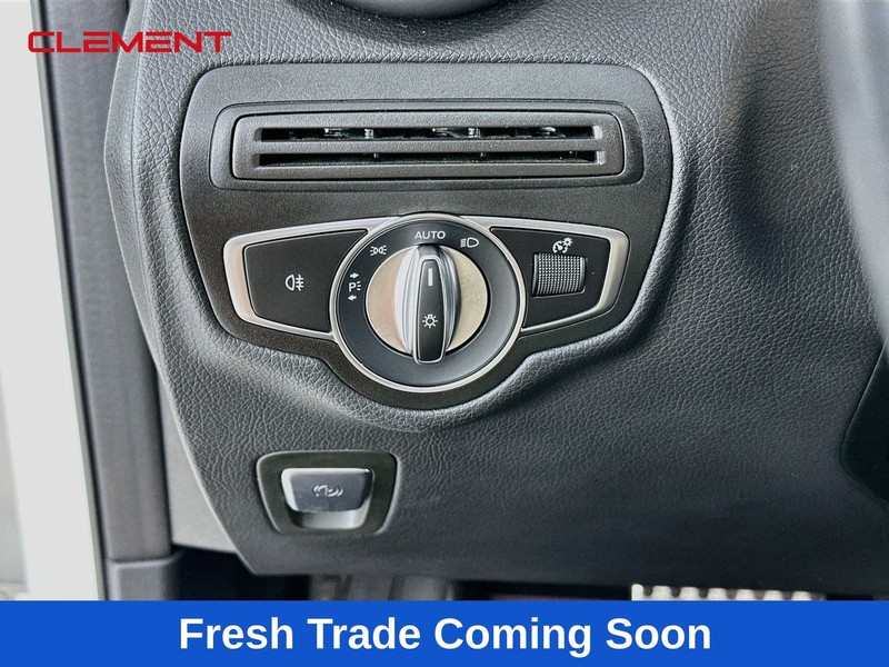 Mercedes-Benz GLC Vehicle Full-screen Gallery Image 10