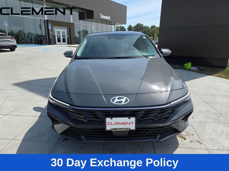 Hyundai Elantra Vehicle Full-screen Gallery Image 3