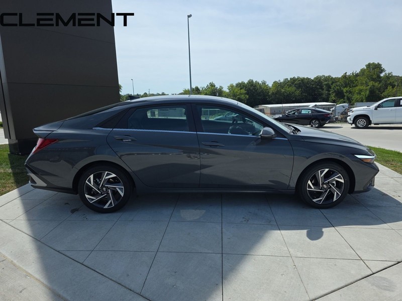 Hyundai Elantra Vehicle Full-screen Gallery Image 6