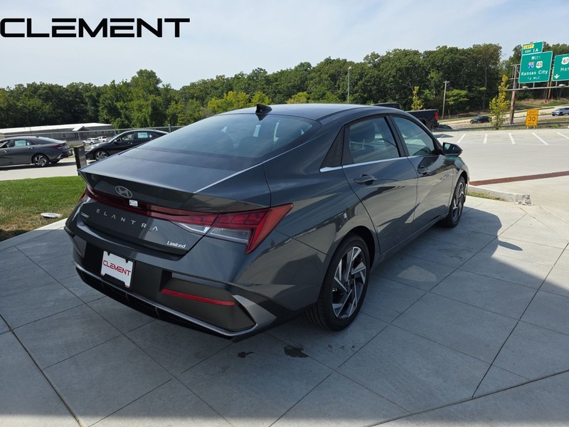 Hyundai Elantra Vehicle Full-screen Gallery Image 8