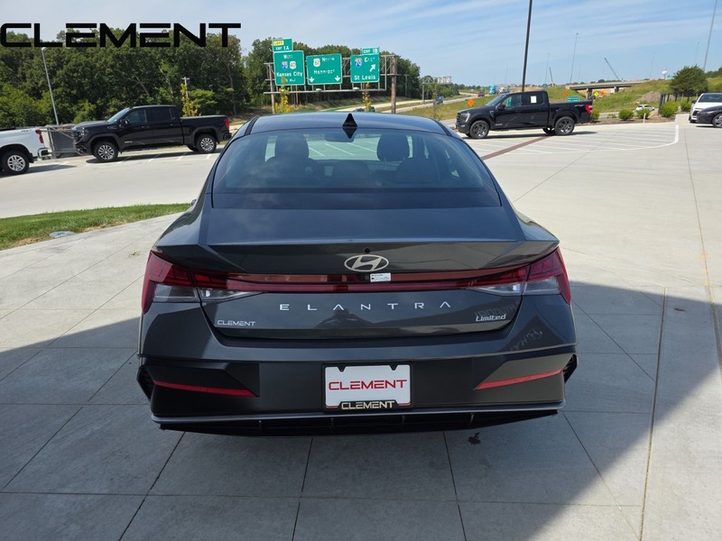 Hyundai Elantra Vehicle Full-screen Gallery Image 10