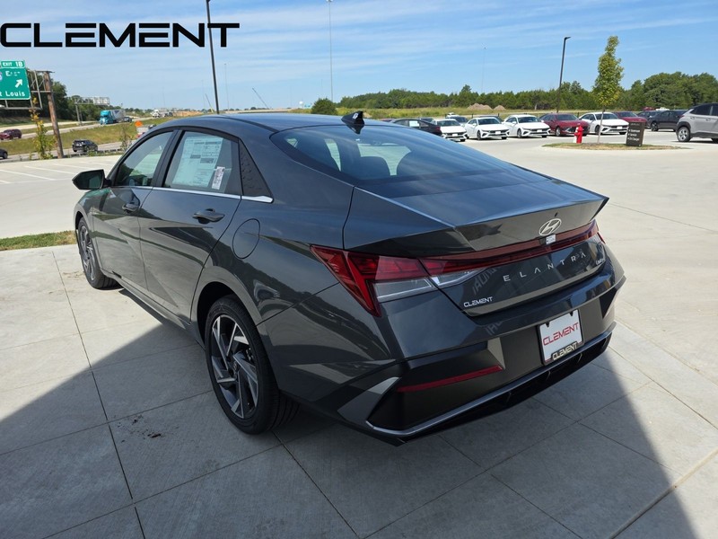 Hyundai Elantra Vehicle Full-screen Gallery Image 11