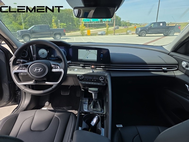 Hyundai Elantra Vehicle Full-screen Gallery Image 13