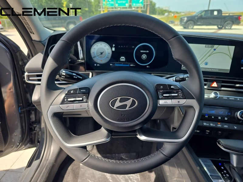 Hyundai Elantra Vehicle Full-screen Gallery Image 15