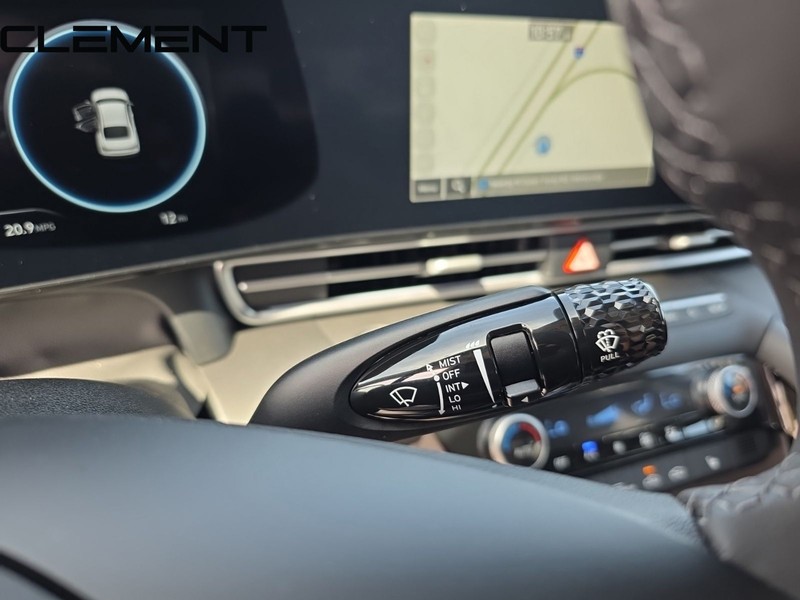 Hyundai Elantra Vehicle Full-screen Gallery Image 19