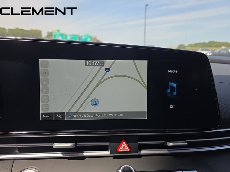 Hyundai Elantra Vehicle Full-screen Gallery Image 22