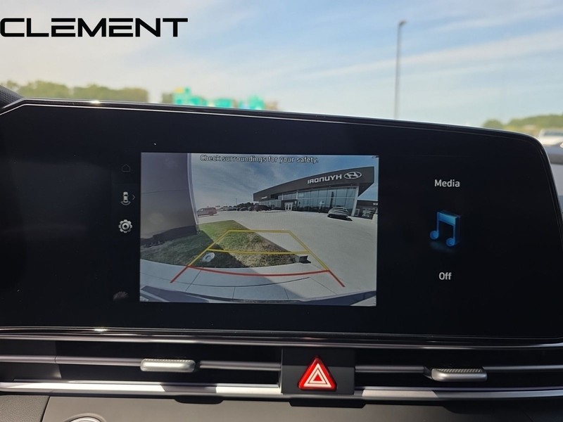 Hyundai Elantra Vehicle Full-screen Gallery Image 24