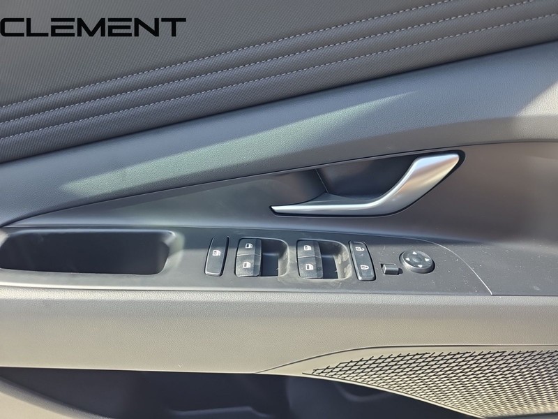 Hyundai Elantra Vehicle Full-screen Gallery Image 29