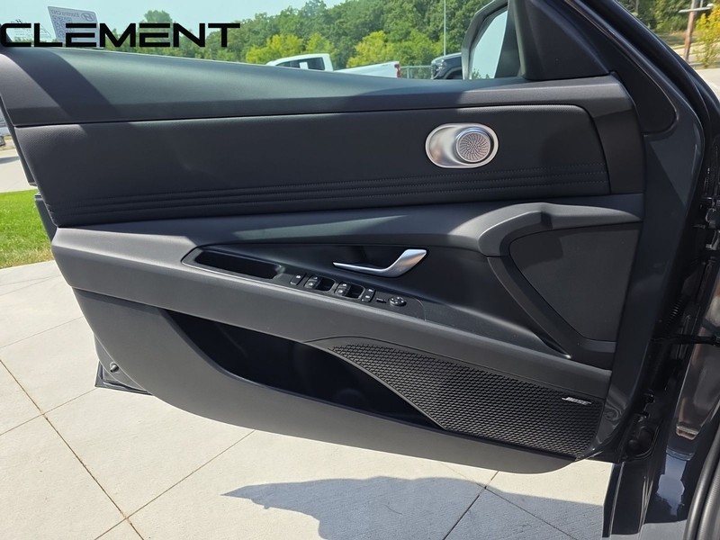 Hyundai Elantra Vehicle Full-screen Gallery Image 30