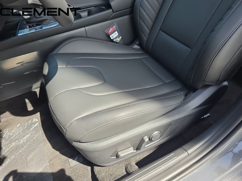 Hyundai Elantra Vehicle Full-screen Gallery Image 32