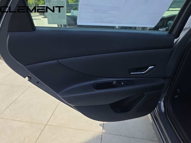 Hyundai Elantra Vehicle Full-screen Gallery Image 34