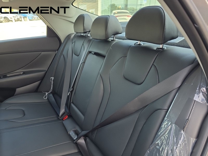 Hyundai Elantra Vehicle Full-screen Gallery Image 36