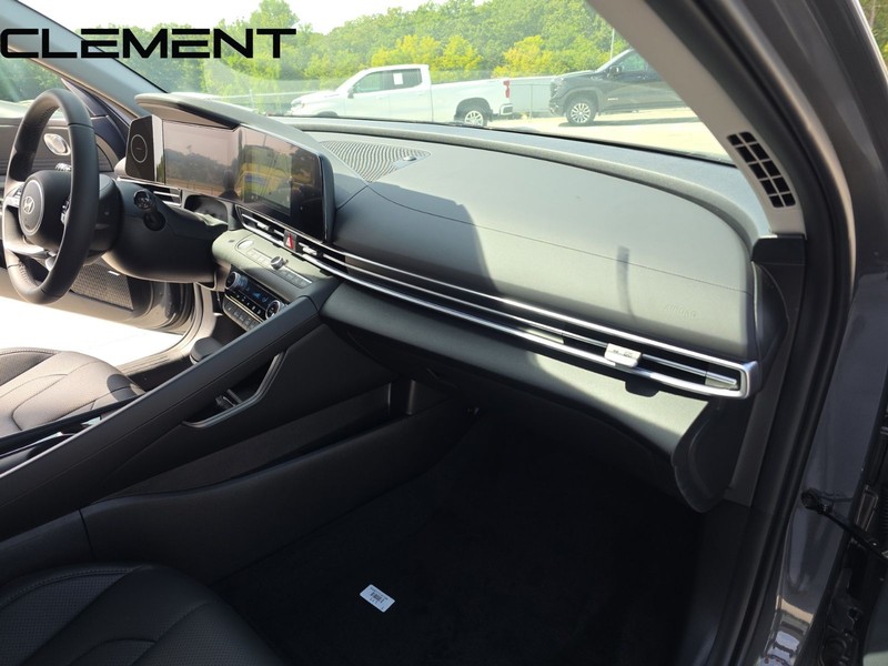 Hyundai Elantra Vehicle Full-screen Gallery Image 38