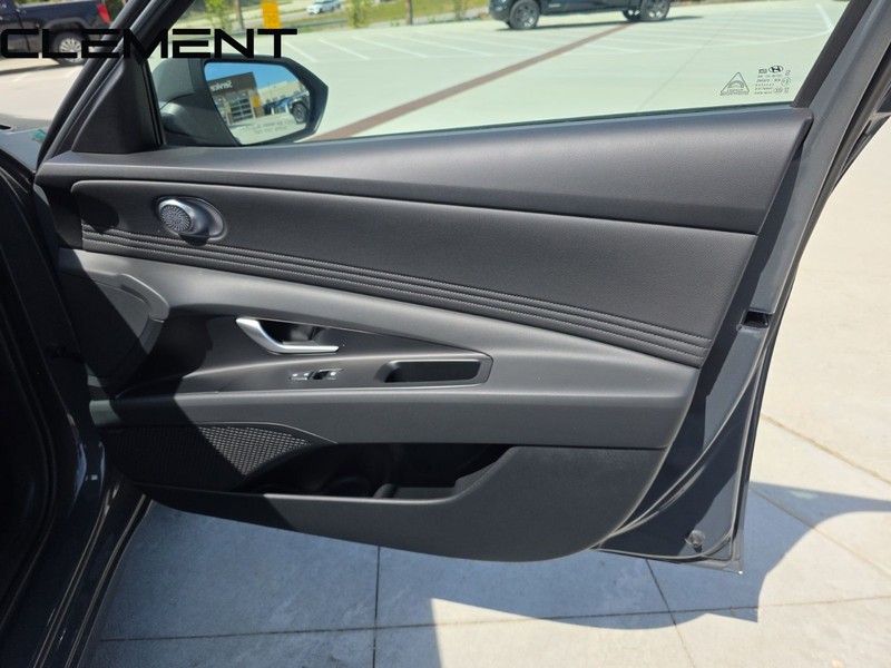 Hyundai Elantra Vehicle Full-screen Gallery Image 39