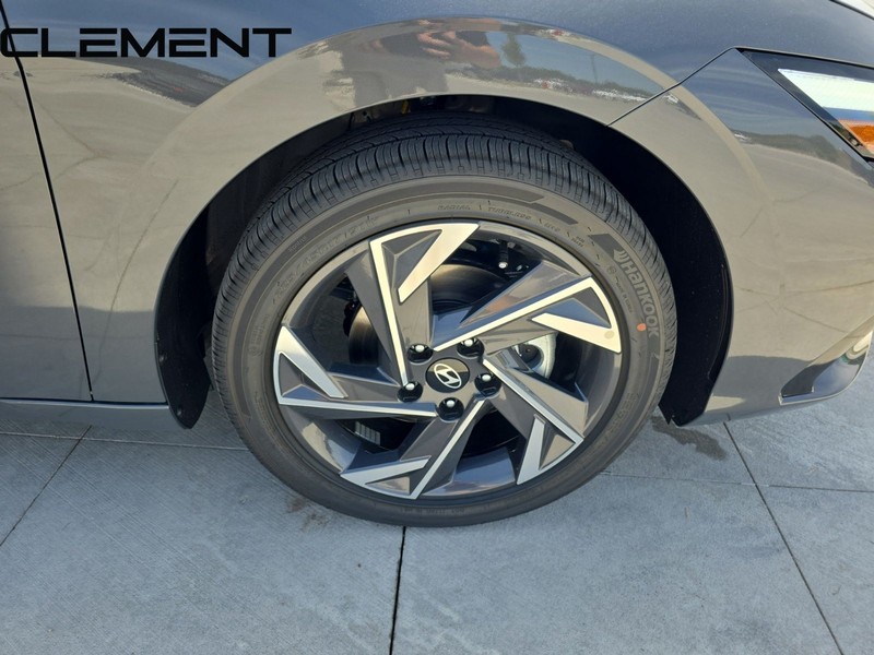 Hyundai Elantra Vehicle Full-screen Gallery Image 40