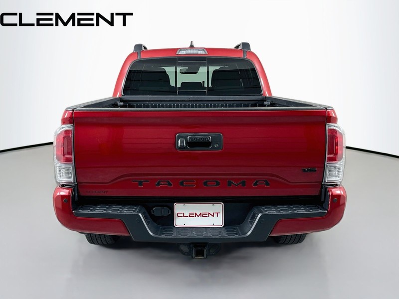 Toyota Tacoma 4WD Vehicle Full-screen Gallery Image 8