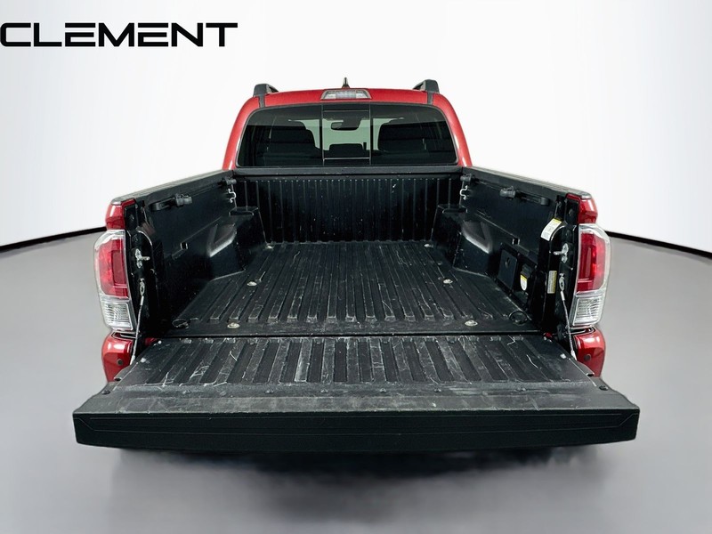 Toyota Tacoma 4WD Vehicle Full-screen Gallery Image 11