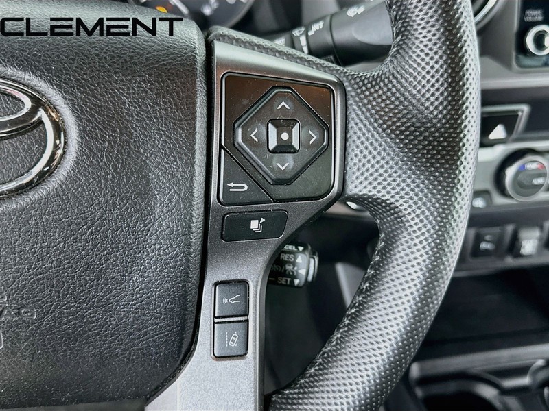 Toyota Tacoma 4WD Vehicle Full-screen Gallery Image 17