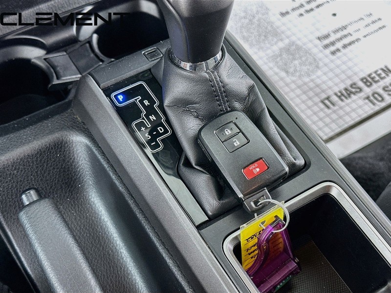 Toyota Tacoma 4WD Vehicle Full-screen Gallery Image 23