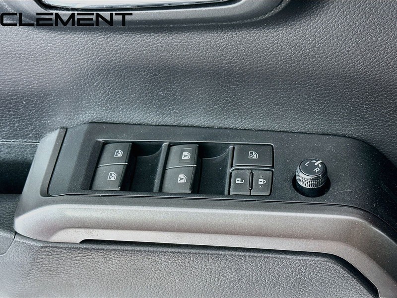 Toyota Tacoma 4WD Vehicle Full-screen Gallery Image 24