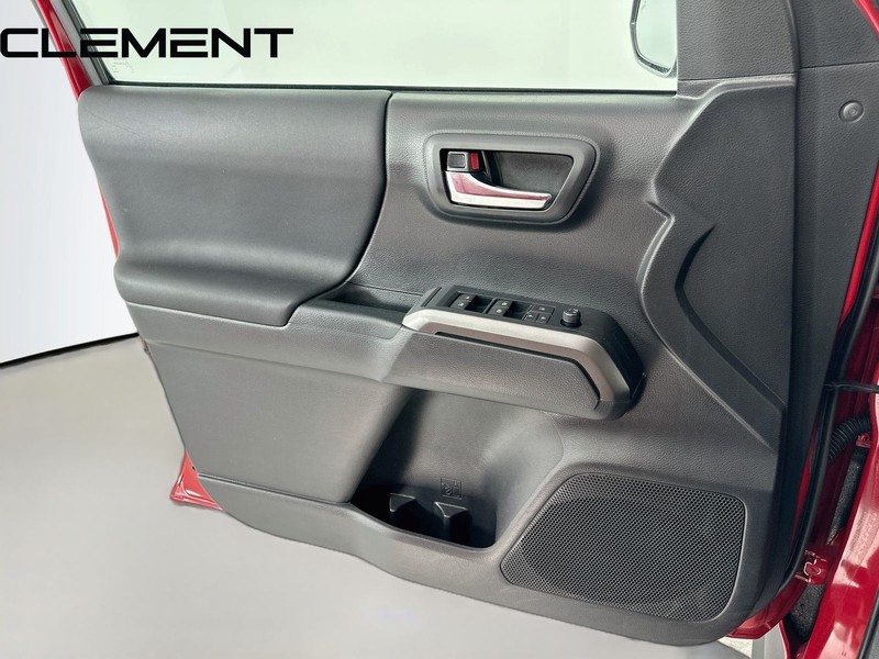 Toyota Tacoma 4WD Vehicle Full-screen Gallery Image 25