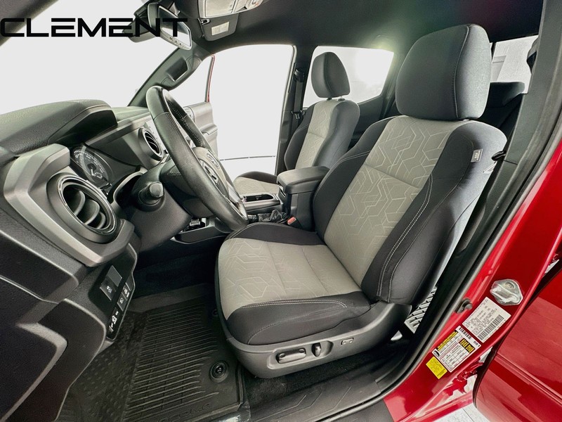 Toyota Tacoma 4WD Vehicle Full-screen Gallery Image 28