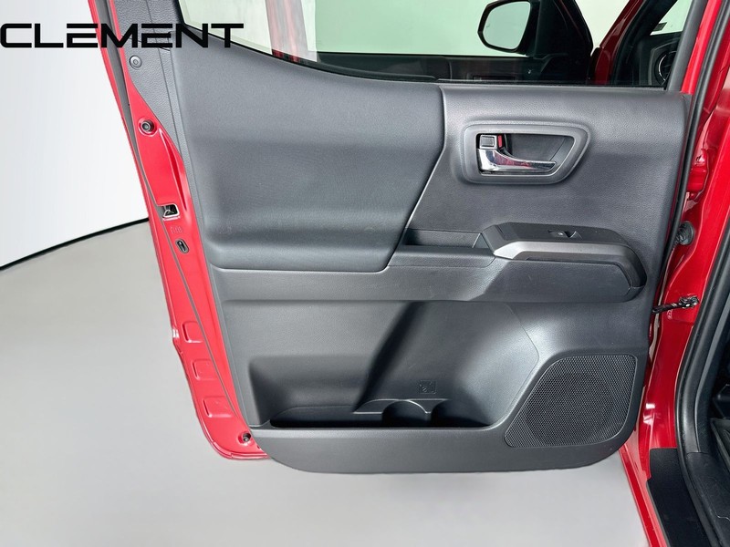 Toyota Tacoma 4WD Vehicle Full-screen Gallery Image 29