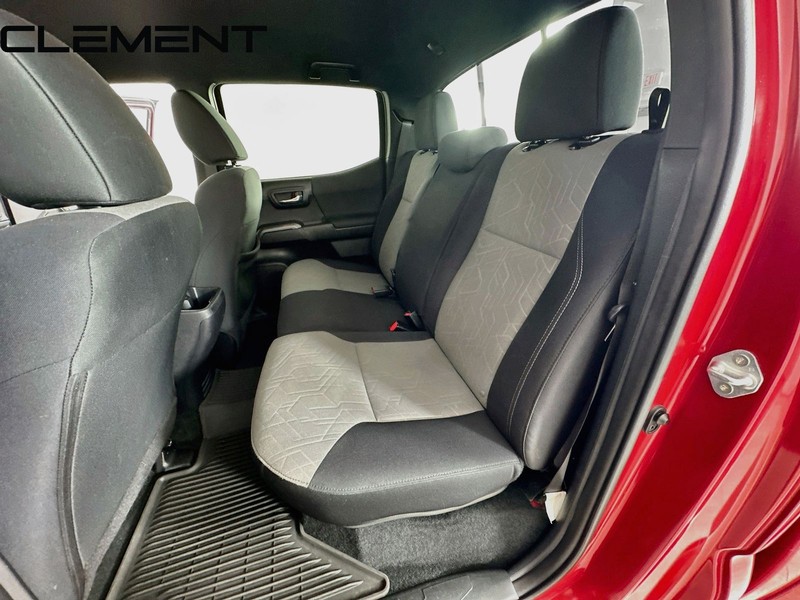 Toyota Tacoma 4WD Vehicle Full-screen Gallery Image 30