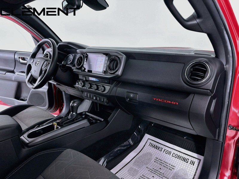 Toyota Tacoma 4WD Vehicle Full-screen Gallery Image 33