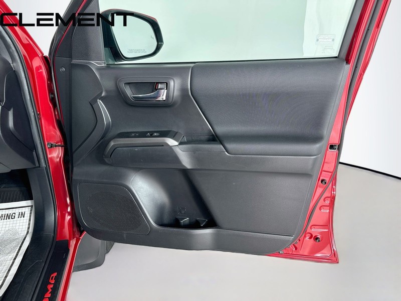 Toyota Tacoma 4WD Vehicle Full-screen Gallery Image 34