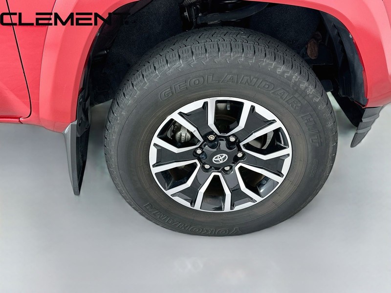 Toyota Tacoma 4WD Vehicle Full-screen Gallery Image 35