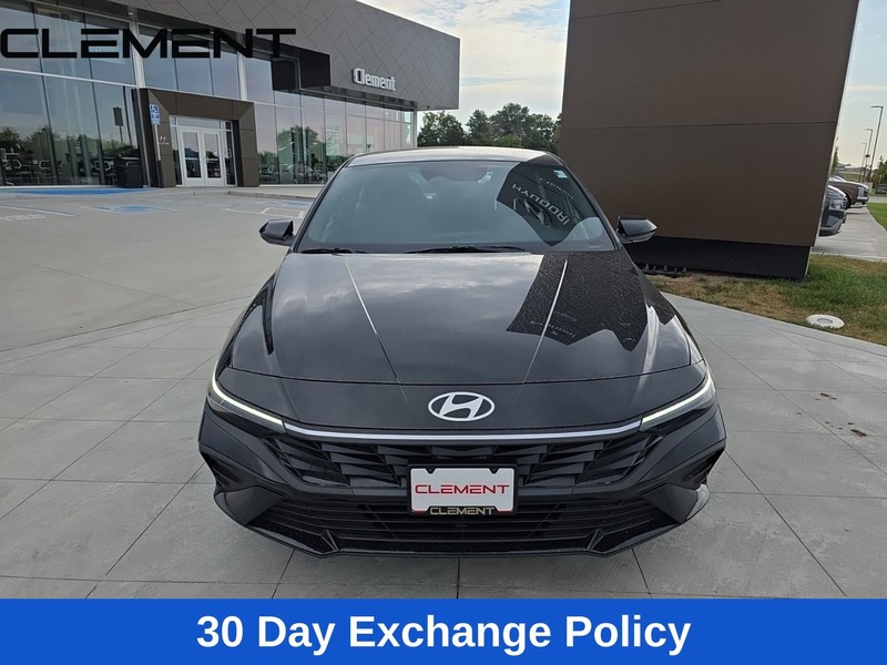 Hyundai Elantra Vehicle Full-screen Gallery Image 3